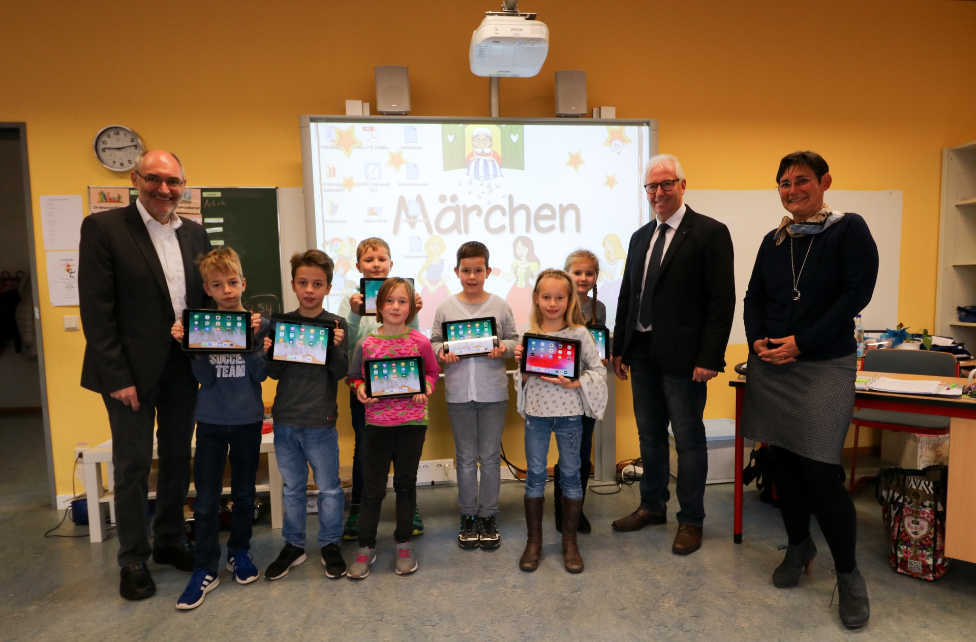 1920_07112018-innogy-sponsoringuumlbergabe-ipad-grundschulevgmeisenheim-970720-231135.jpg