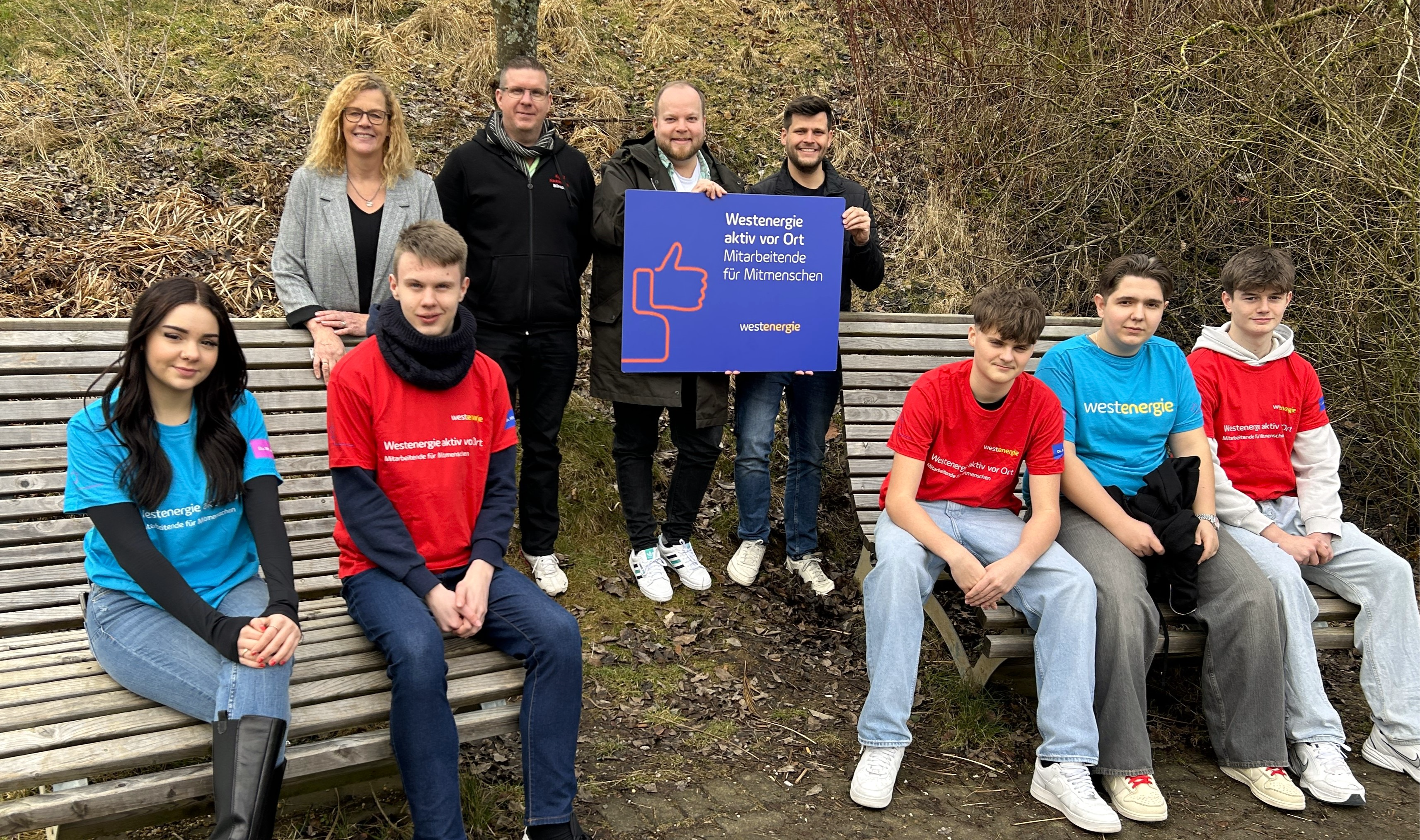 250424_Neue Sitzmöglichkeit auf dem Pausenhof Westenergie sponsert zwei Waldsofas in der Hauptschule Wilnsdorf.JPG