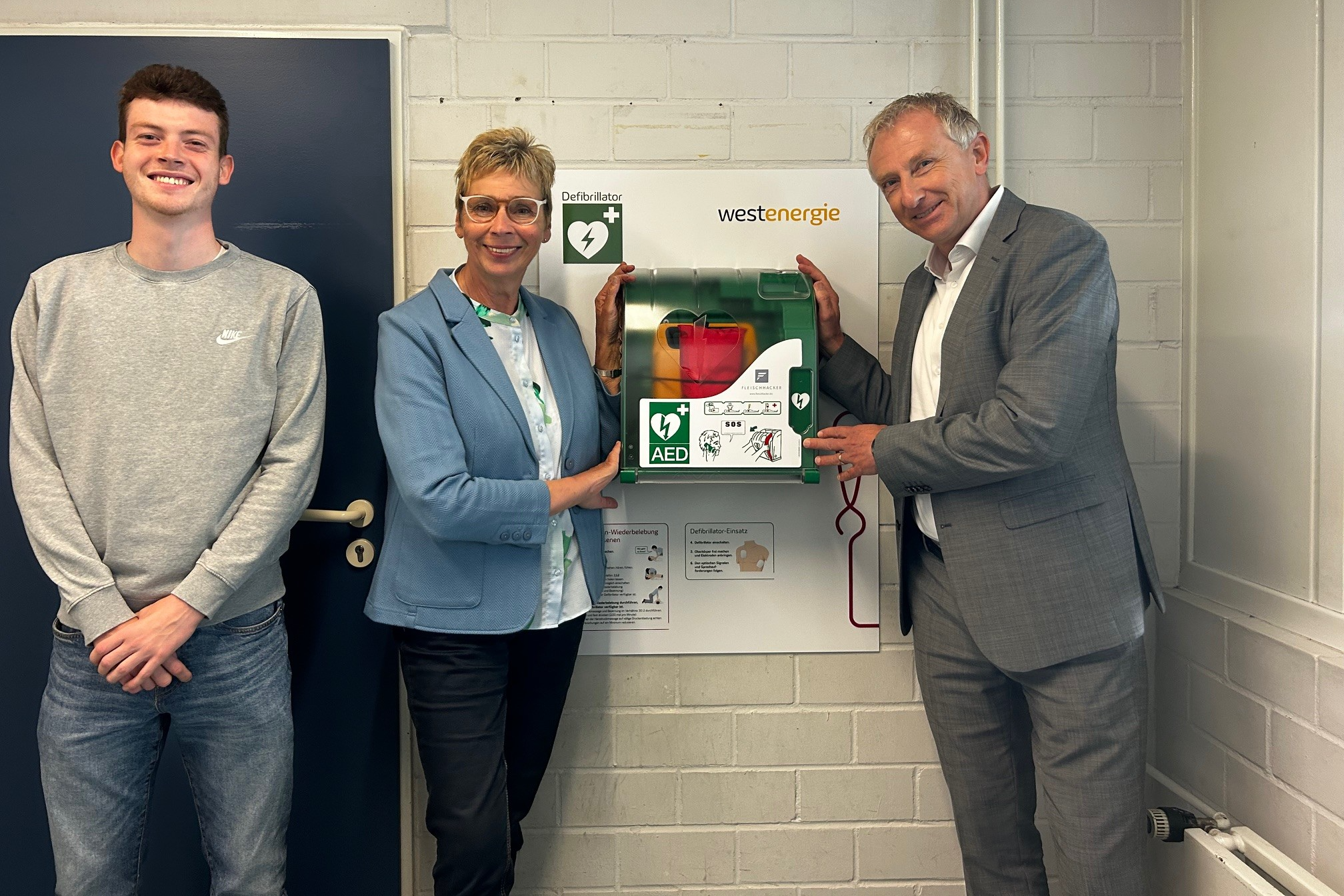 Neuer Defibrillator in der Dudenroth-Halle in Holzwickede
