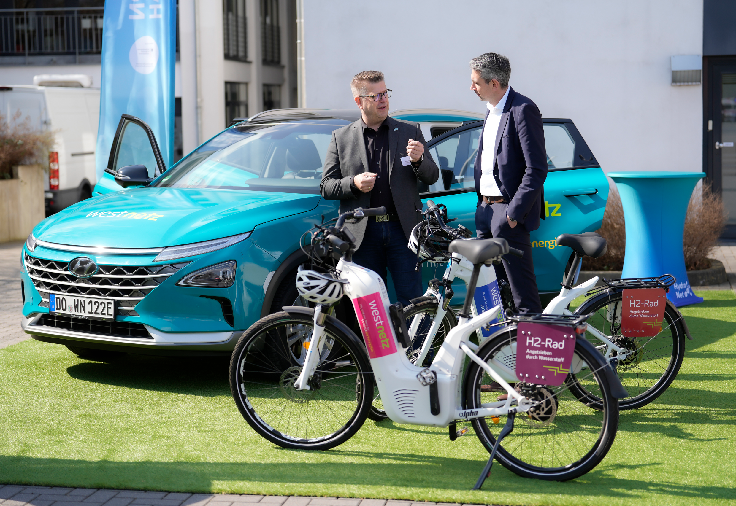 Mobil mit dem Wasserstoff-Auto oder per H2-Fahrrad.JPG
