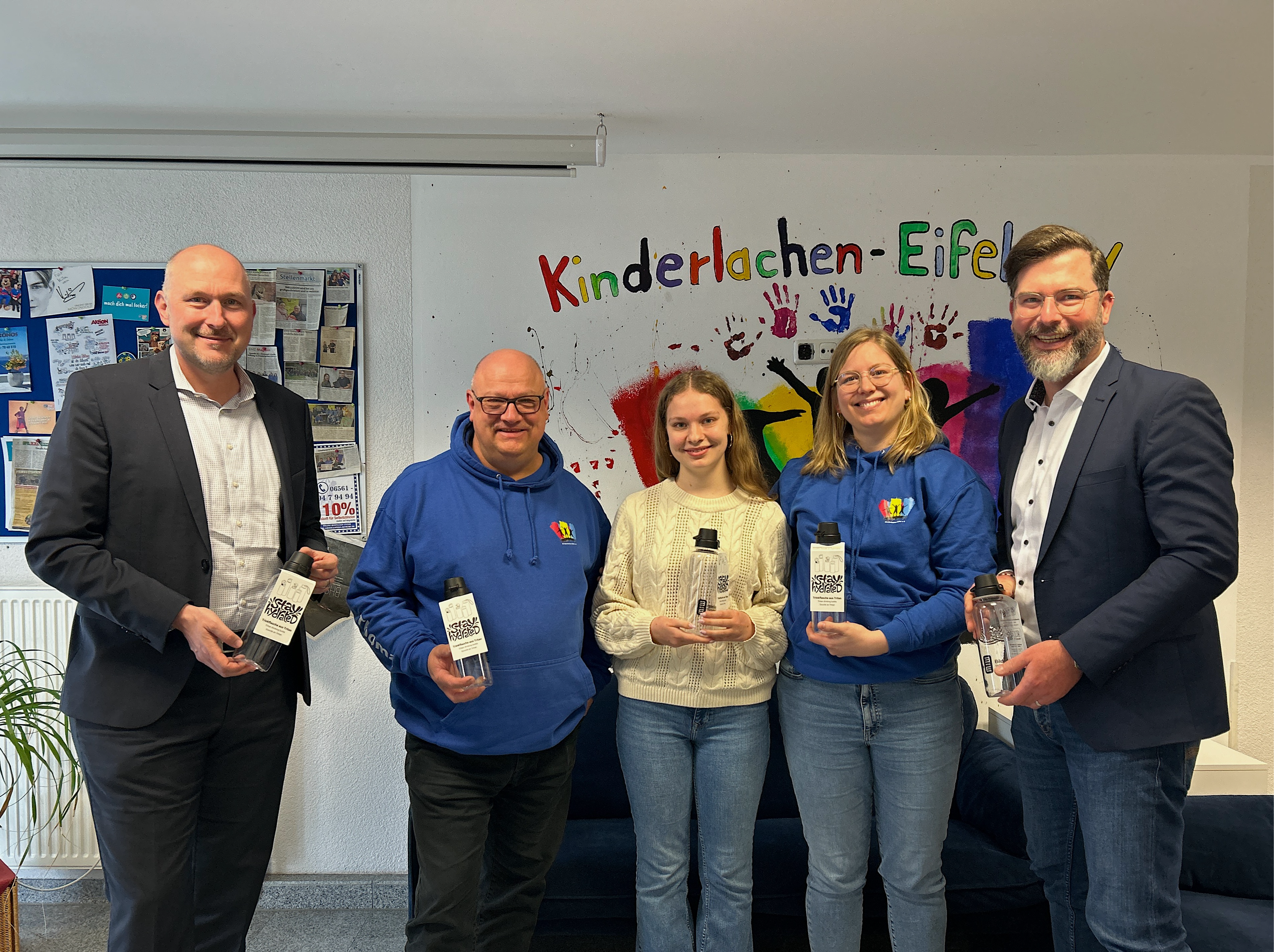 250327 Foto Wolsfeld Trinkflaschenübergabe Kinderlachen.jpg