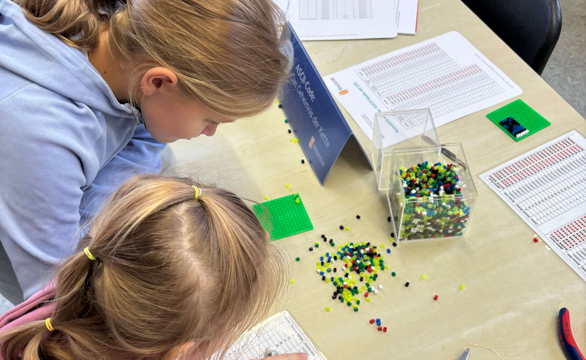Bild zum Artikel: Mit Neugier durch die digitale Welt: Westenergie bringt Informatik Grundlagen an Schulen
