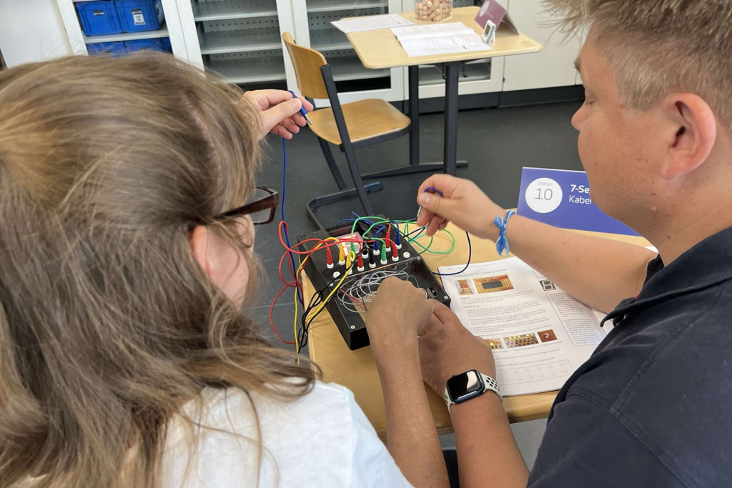 Bild zum Artikel: Mit Neugier durch die digitale Welt: Westenergie bringt Informatik Grundlagen an Schulen