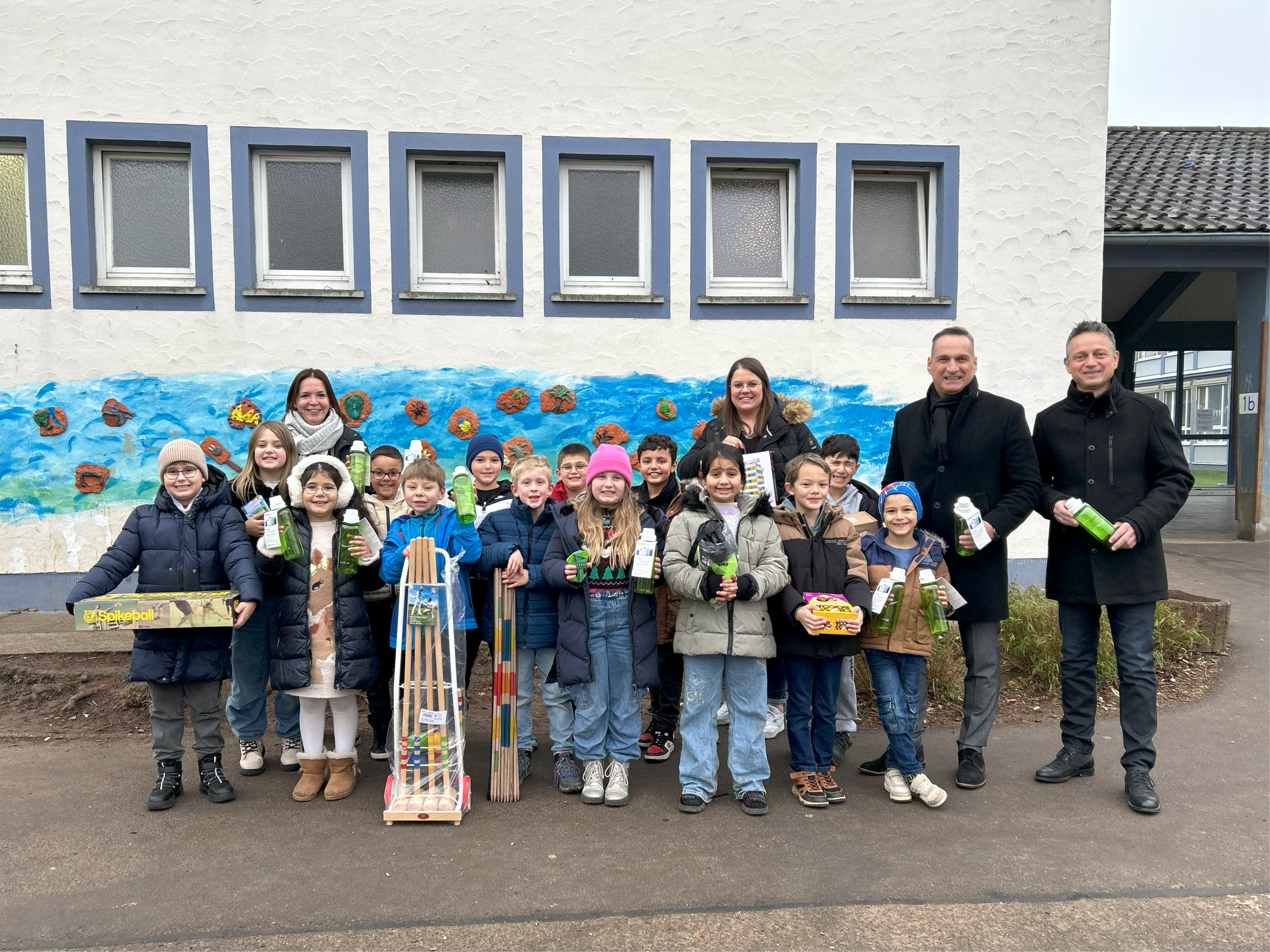 241212 Foto Wittlich Geschenkübergabe Georg-Meistermann Grundschule.jpg