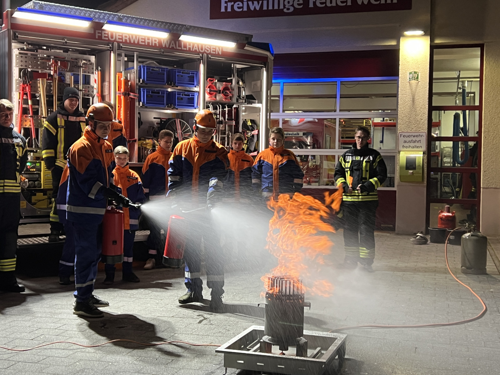 1920_240110uumlbergabefeuerloumlschtrainerwallhausen1.jpg