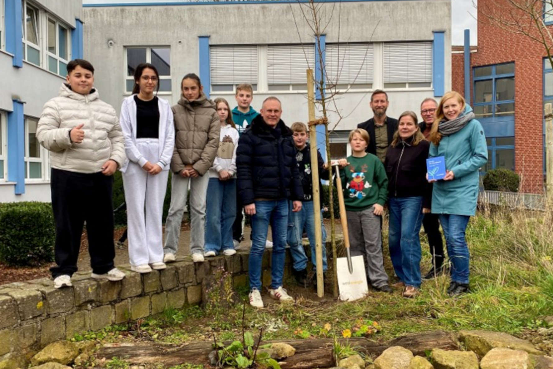 Bild zum Artikel: Umweltengagement verbindet: Kardinal-von-Galen-Gesamtschule und Westenergie stärken die Artenvielfalt in Nordwalde