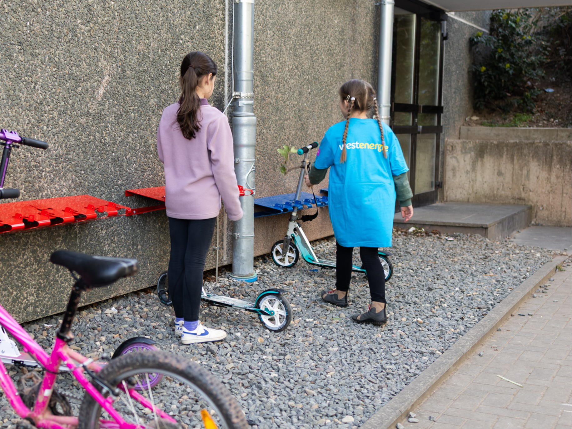 250328 Foto 2 Leiwen Grundschule Fahrrad- und Scooterständer.jpg