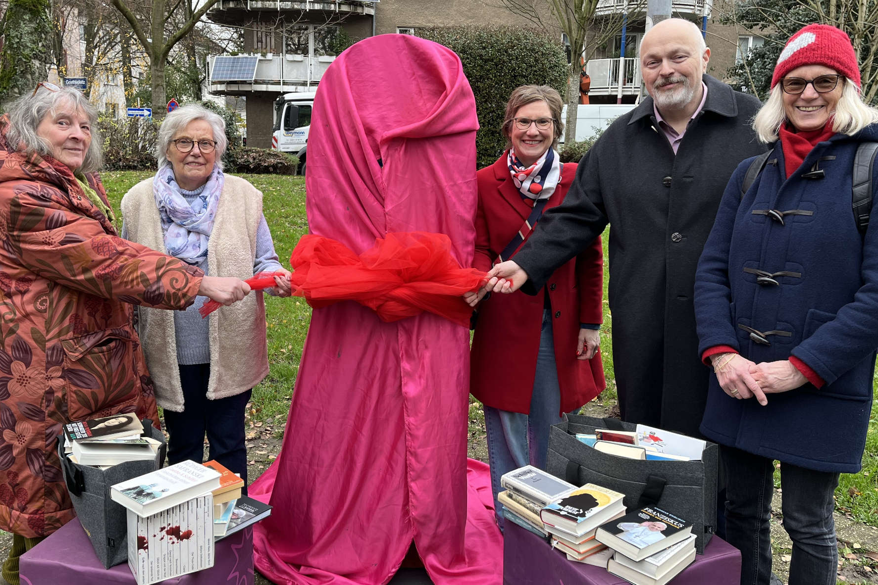 Bild zum Artikel: Literatur to go in Eppinghofen: Westenergie Bücherschrank lädt zum Tauschen und Schmökern ein 