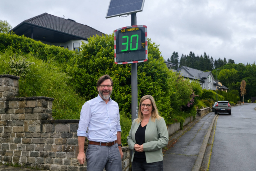 Bild zum Artikel: Neue Geschwindigkeitsanzeige in Dasburg setzt ein Zeichen für mehr Verantwortung im Straßenverkehr