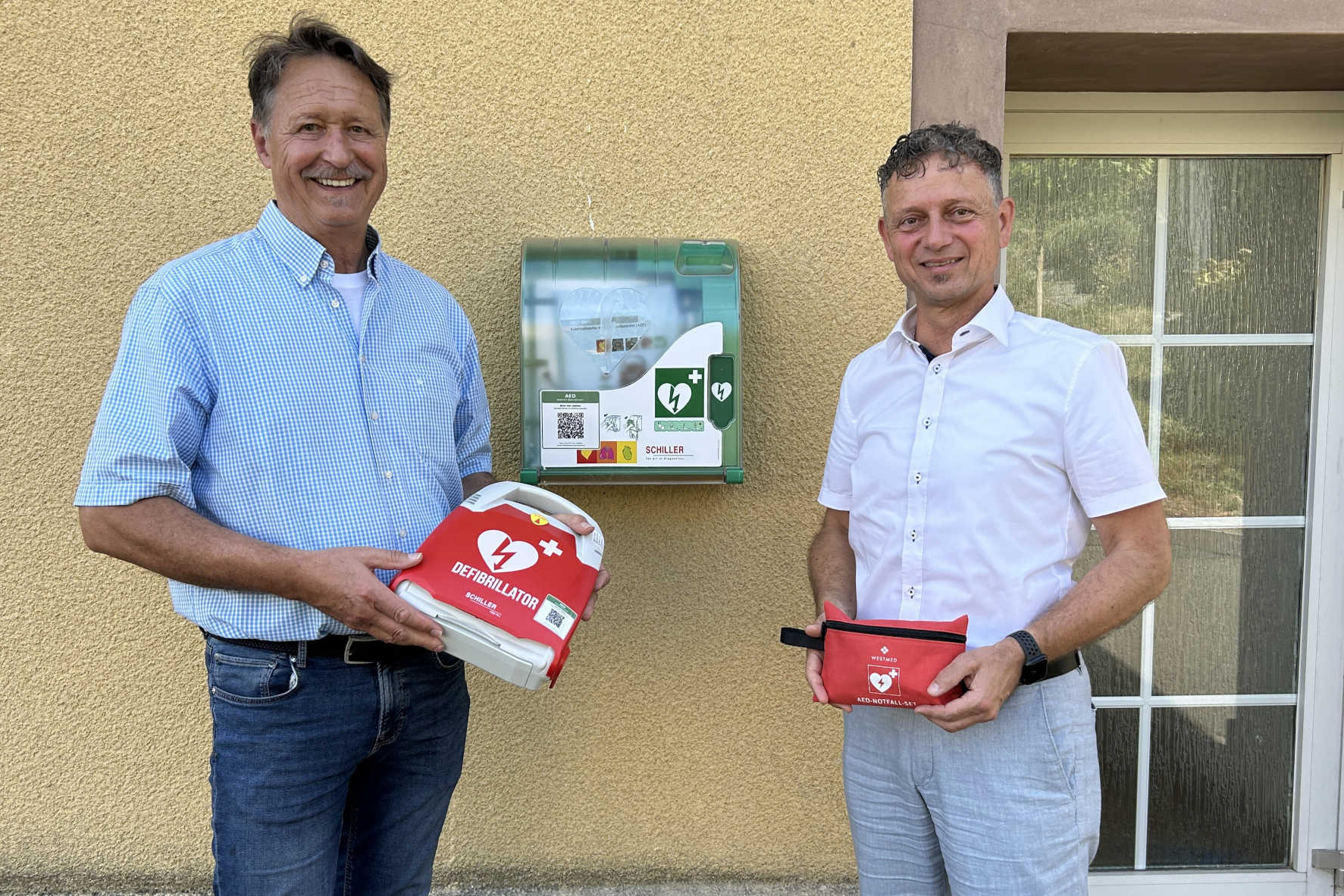 Bild zum Artikel: Erste Hilfe im Notfall: Herl erhält einen Defibrillator