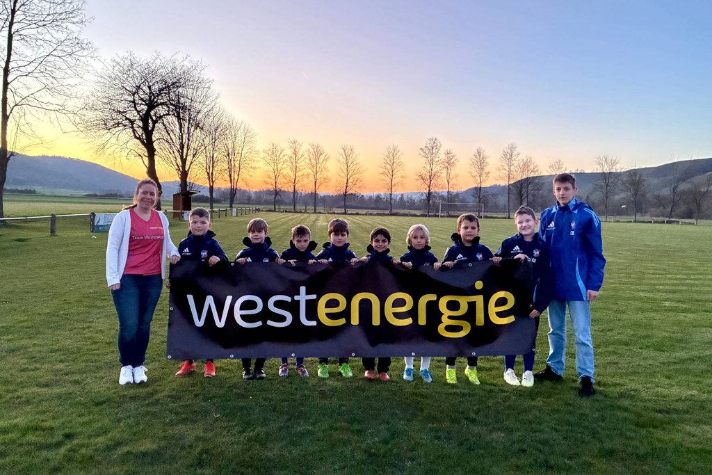 Bild zum Artikel: Westenergie sponsert JSG Merxheim/Monzingen/Meddersheim mit neuen Regenjacken