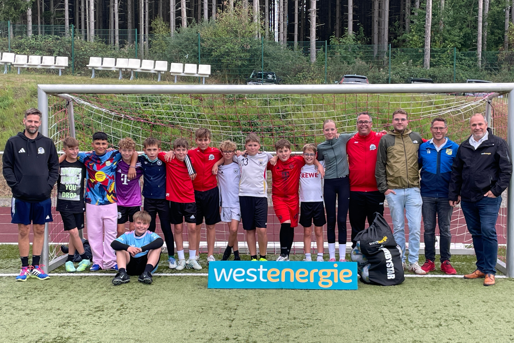 Bild zum Artikel: Neue Trikots für die Jugendspielgemeinschaft Eifelhöhe