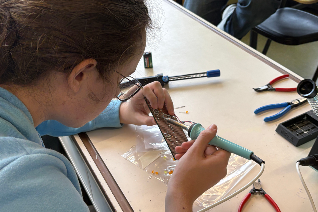 Bild zum Artikel: Technik zum Anfassen: UPBracing Team begeistert Zehntklässler an der Sekundarschule Hohe Mark