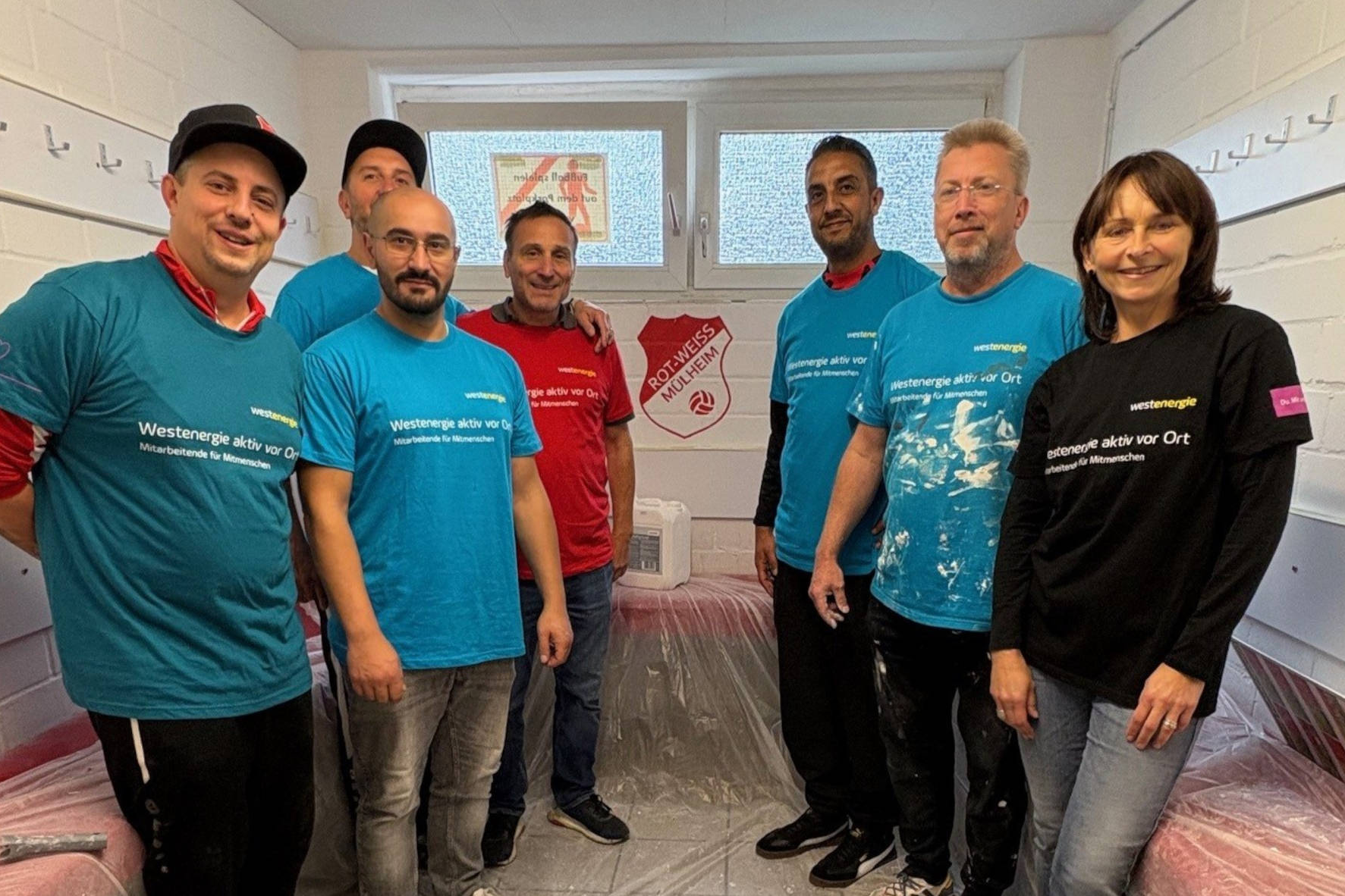 Bild zum Artikel: Mitarbeiterinitiative bringt frischen Glanz in Umkleidekabine und Gästebereich des S. V. Rot-Weiss Mülheim